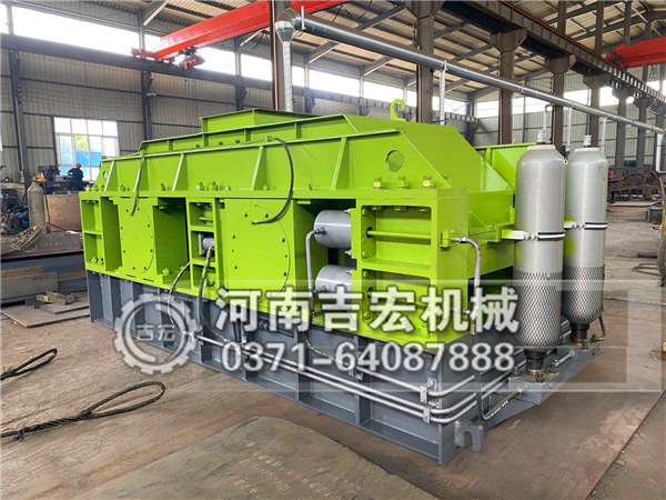 河卵石制沙選用猛鉻合金輥皮的對(duì)輥制沙機(jī)，兩年不用換！