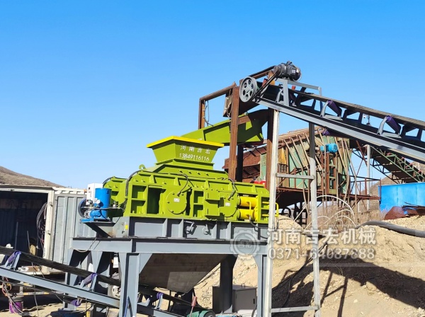 沙子超細(xì)粉碎機(jī)哪種效果好,推薦四輥破碎機(jī)！